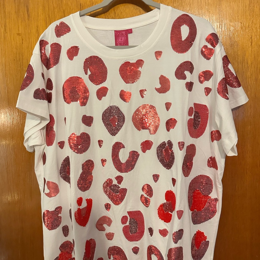QUEEN OF SPARKLES White Tee with Red Sequin Pattern